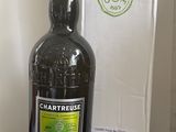 une bouteille de vin posée sur une table à côté d'une boîte