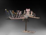 une photo d'une sculpture représentant un oiseau posée sur un socle