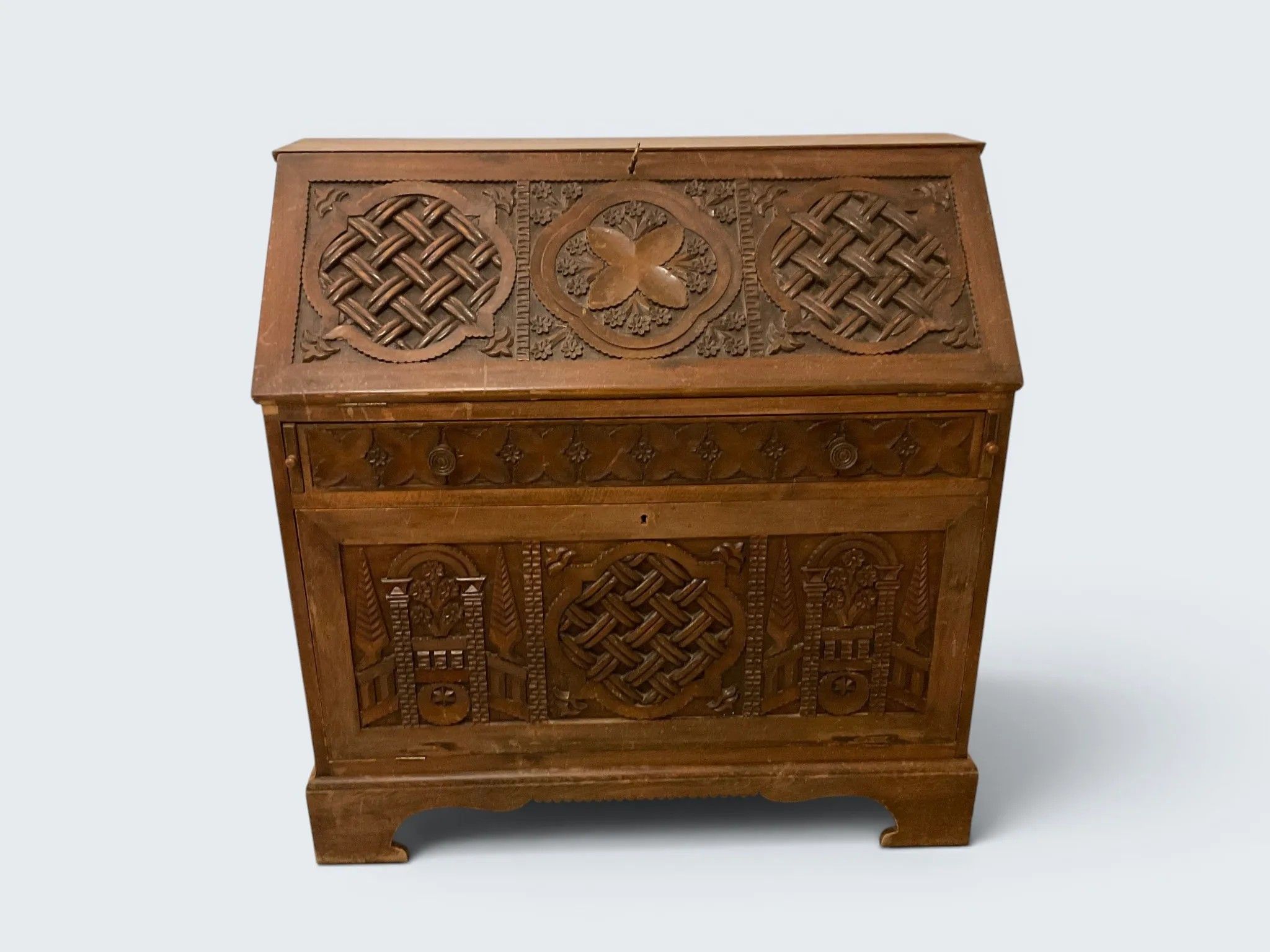 MOYEN-ORIENT, vers 1940-1950. Bureau scriban en bois sculpté…