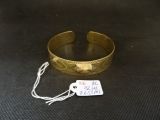 Gros plan sur un bracelet en or portant une étiquette