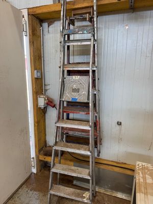 une échelle adossée au mur d'une pièce