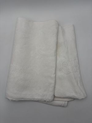 Nappe en lin à décor fleuri et deux chiffres au centre.