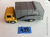 un camion miniature posé à côté d'une feuille de papier