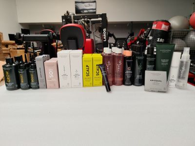de nombreux produits capillaires de toutes sortes posés sur une table