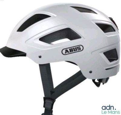 une image montrant un gros plan d'un casque sur fond blanc