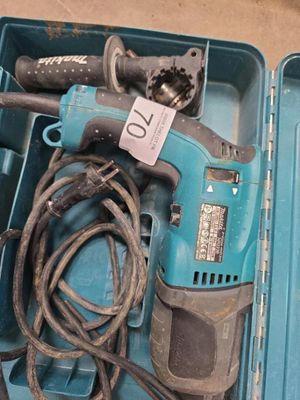 une boîte bleue contenant une perceuse et un cordon