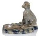 deux figurines représentant un chien et un chat assis l'un sur l'autre
