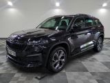 le 4x4 noir est garé sur un sol en damier dans le garage