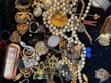 beaucoup de bijoux posés sur la table