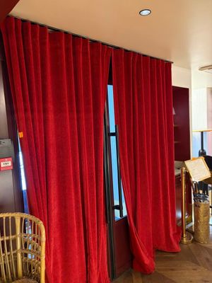 un rideau rouge suspendu au plafond dans un salon