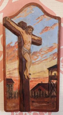 un tableau représentant Jésus sur la croix, accroché au mur