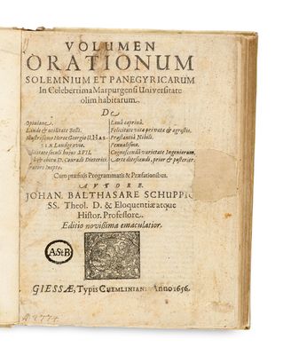 un vieux livre est ouvert sur une surface blanche