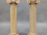 paire de colonnes anciennes en marbre, peintes en doré et blanc