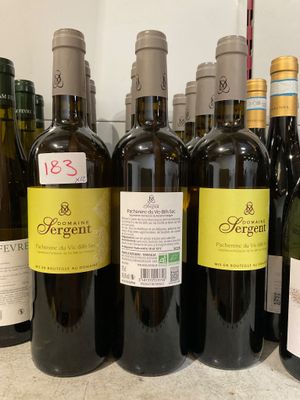 plusieurs bouteilles de vin sont alignées sur un comptoir