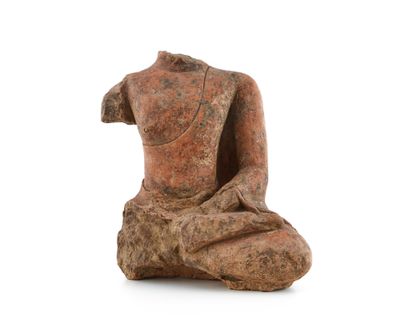 THAILANDE - XVe siècle Buste en grès à traces de laque, assi…