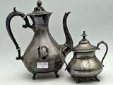 théière et cafetière plaquées argent sur un support, sur fond blanc