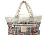 un sac blanc orné d'un motif multicolore