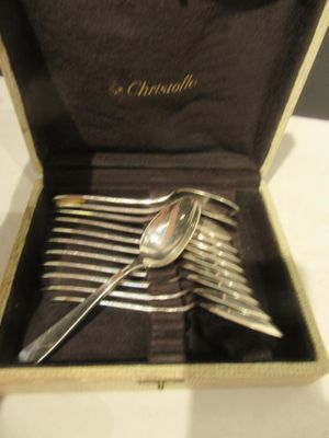 une boîte contenant un ensemble de cuillères et de fourchettes