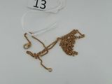 un collier en or auquel est attachée une chaîne