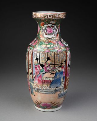 CHINE - XXe siècle. Petit VASE à décor de scènes de palais P…