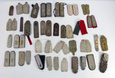 tout un tas d'objets métalliques de toutes sortes sur la table