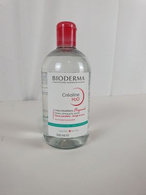 une bouteille d'alcool posée sur une table