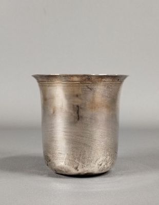 une coupe en argent posée sur une table