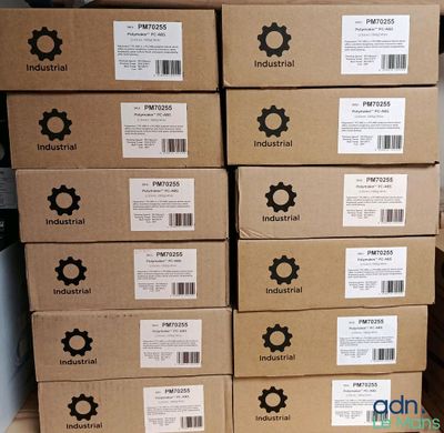 des cartons empilés les uns sur les autres sur une étagère dans un entrepôt