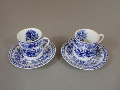 Paire de tasses et sous-tasses en porcelaine blanche à décor…