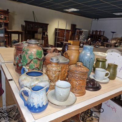 de nombreux vases différents posés sur une table dans une pièce