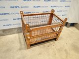 l'image d'une caisse en bois surmontée d'un panier en fil de fer