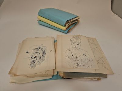 trois livres posés sur la table, avec des dessins dessus