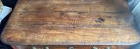 Commode en bois mouluré ouvrant à trois tiroirs, repose sur … (photo 2)