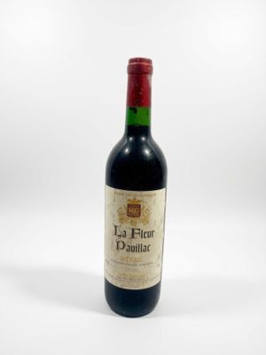 une bouteille de vin posée sur une table