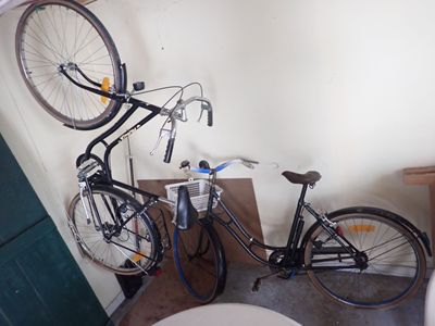 un vélo accroché au mur à côté des toilettes