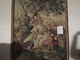 une image d'une tapisserie accrochée au mur