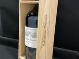 une boîte en bois avec une bouteille de vin à l'intérieur