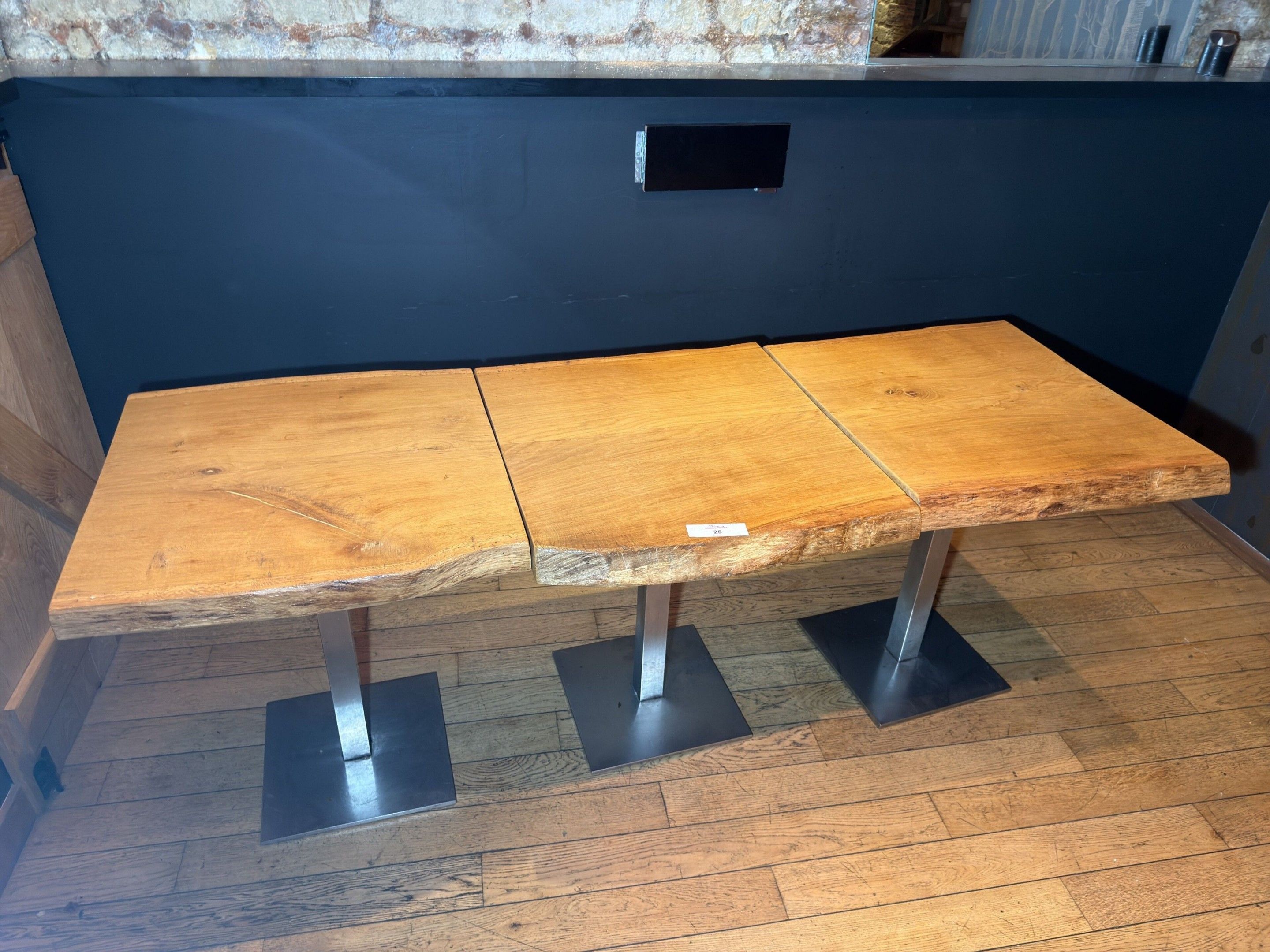 Lot de trois tables de salle à manger à épais plateaux en ch…