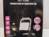 Coffret contenant un projecteur de chantier LED Nityam