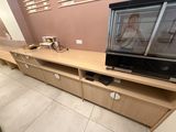 un téléviseur posé sur un meuble TV en bois