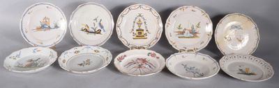 six assiettes aux motifs variés disposées sur une table
