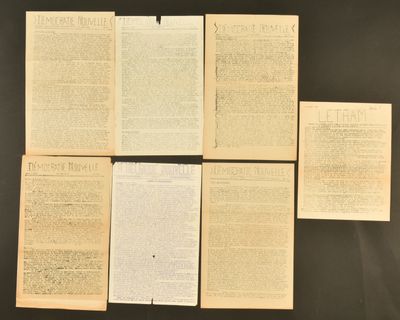 un groupe de vieux livres posés les uns à côté des autres sur une table