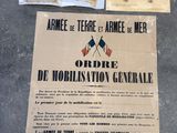un morceau de papier posé par terre