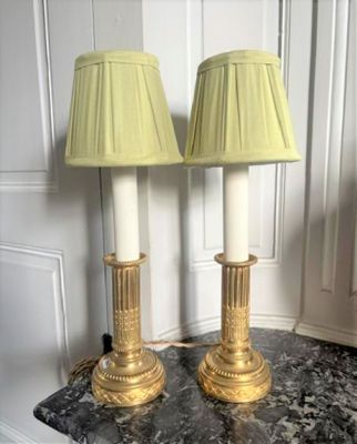 deux lampes posées sur une table en marbre