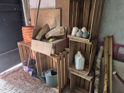 un tas de caisses et d'autres objets dans une pièce