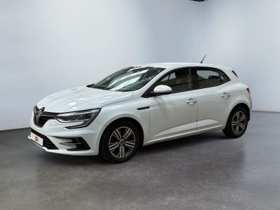 une voiture blanche dans une pièce blanche au sol noir