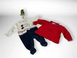 deux tenues comprenant chacune un pull, un pantalon et un pull