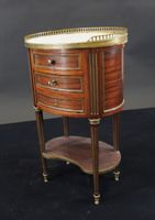 Petite table de salon ovale en acajou et placage d'acajou. (photo 3)