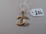 un pendentif en or et en argent muni d'une chaîne