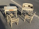 trois chaises et une table posées au bord de la route